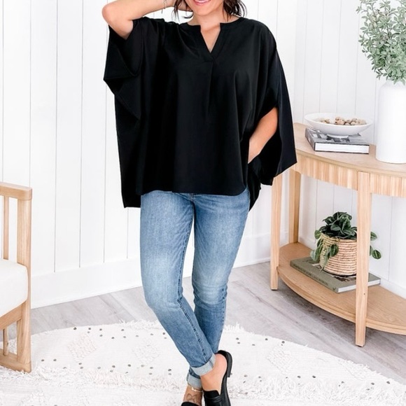 NWOT Andree by Unit Split Neck Poncho Top - Picture 2 of 2